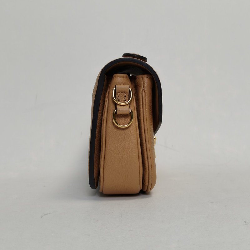 LOUIS VUITTON MetisPochetteEastWest橫版郵差包焦糖色牛皮金扣晶片老花壓紋肩背包-1