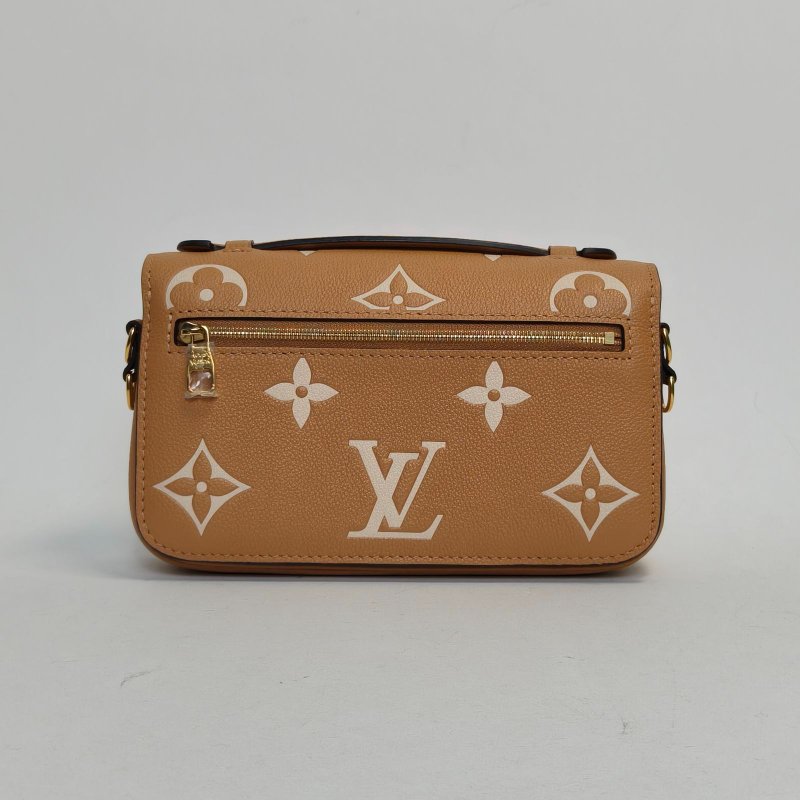 LOUIS VUITTON MetisPochetteEastWest橫版郵差包焦糖色牛皮金扣晶片老花壓紋肩背包-2