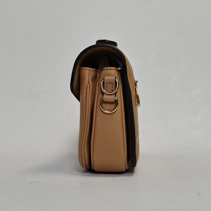 LOUIS VUITTON MetisPochetteEastWest橫版郵差包焦糖色牛皮金扣晶片老花壓紋肩背包-3