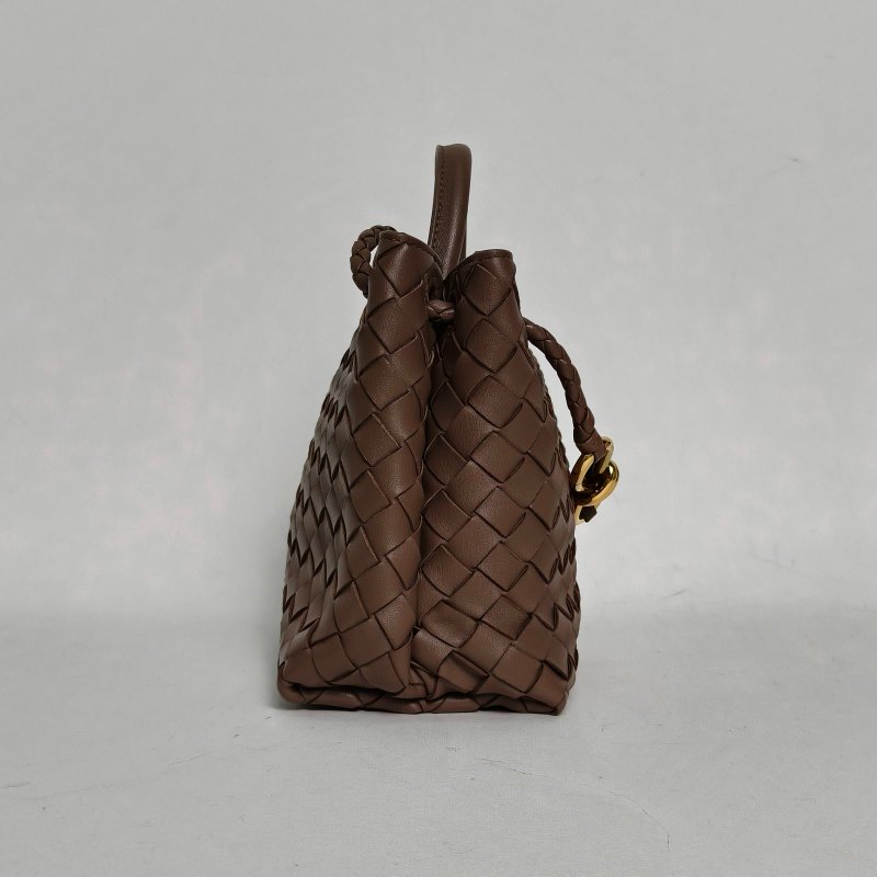 BOTTEGA VENETA Andiamo編織磁扣開合小號咖啡色羊皮肩背包-1
