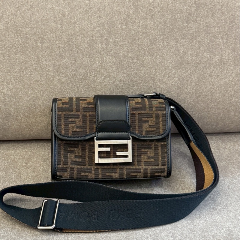 FENDI老花雙夾層法棍包-0