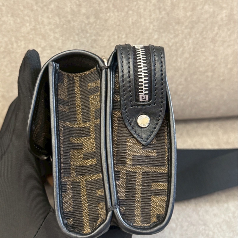 FENDI老花雙夾層法棍包-2