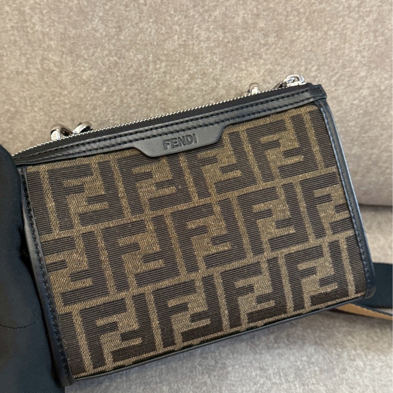 FENDI老花雙夾層法棍包-3