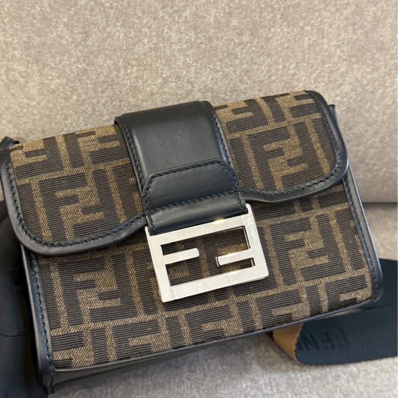 FENDI老花雙夾層法棍包-4