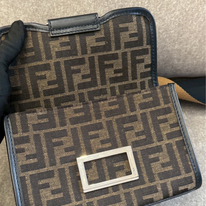 FENDI老花雙夾層法棍包-6