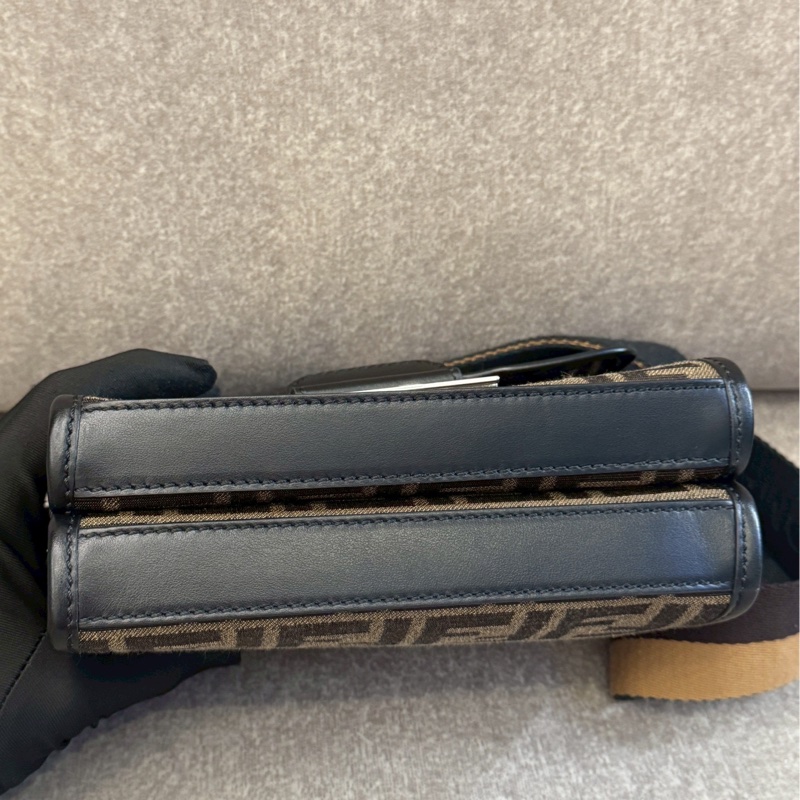 FENDI老花雙夾層法棍包-7