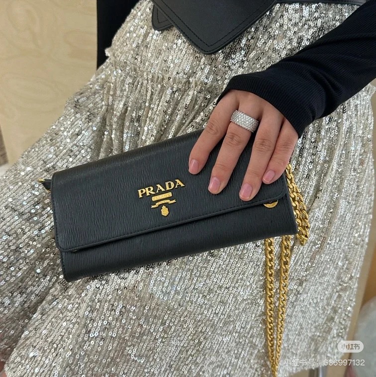 莉亞精品♡ Prada 黑金woc 鏈條包 九新美包-1
