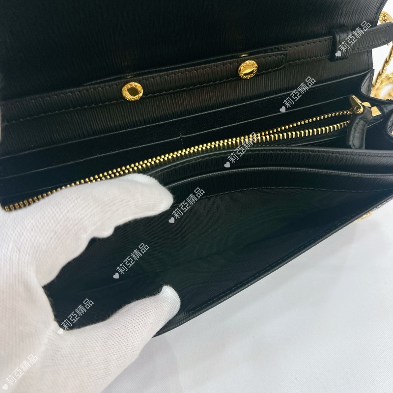 莉亞精品♡ Prada 黑金woc 鏈條包 九新美包-16