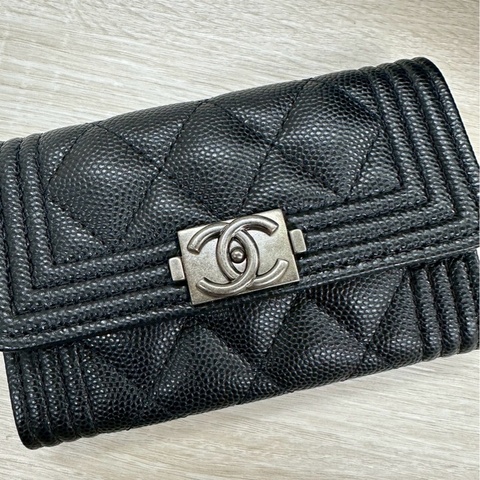 CHANEL黑色荔枝皮銀釦下蓋BOY單層卡包A80603