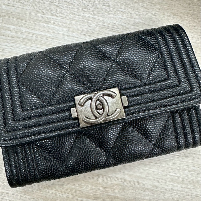 CHANEL黑色荔枝皮銀釦下蓋BOY單層卡包A80603-0