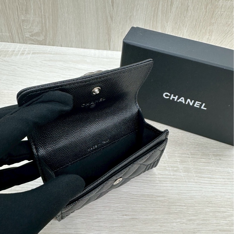 CHANEL黑色荔枝皮銀釦下蓋BOY單層卡包A80603-2