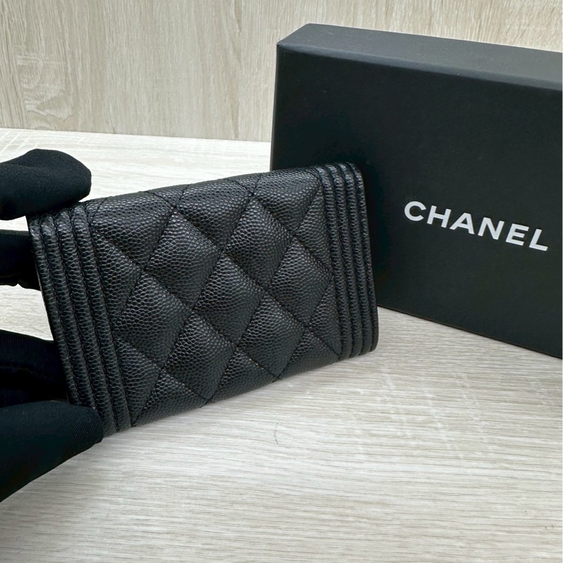 CHANEL黑色荔枝皮銀釦下蓋BOY單層卡包A80603-4