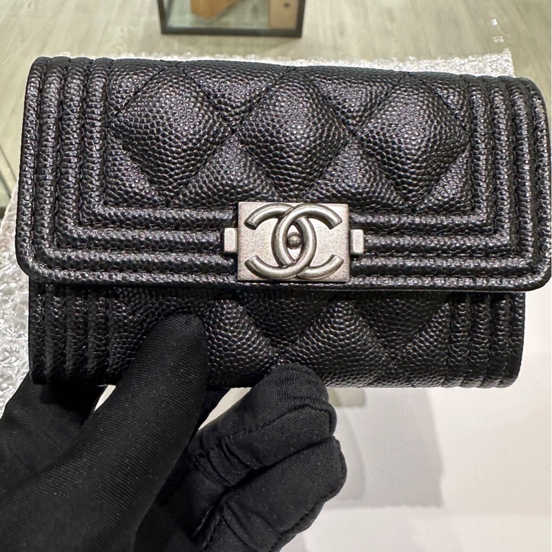 CHANEL黑色荔枝皮銀釦下蓋BOY單層卡包A80603-5