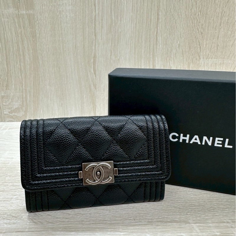 CHANEL黑色荔枝皮銀釦下蓋BOY單層卡包A80603-7