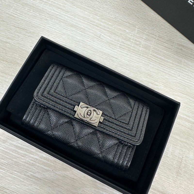 CHANEL黑色荔枝皮銀釦下蓋BOY單層卡包A80603-8