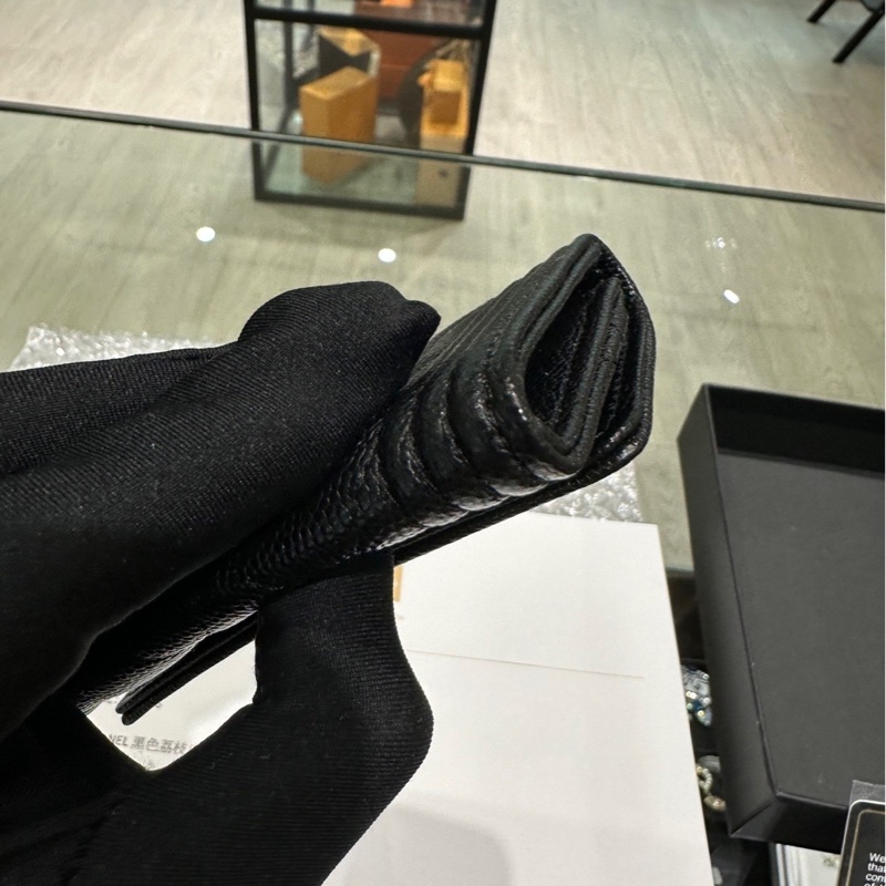 CHANEL黑色荔枝皮銀釦下蓋BOY單層卡包A80603-12