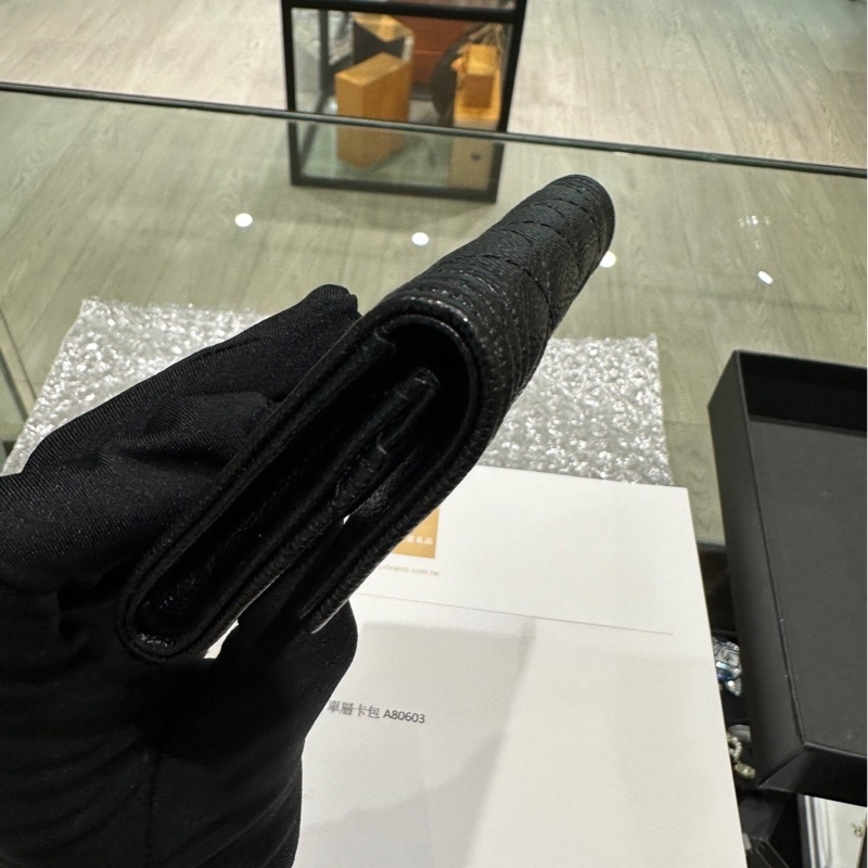 CHANEL黑色荔枝皮銀釦下蓋BOY單層卡包A80603-13