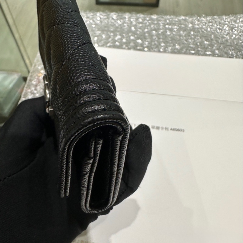 CHANEL黑色荔枝皮銀釦下蓋BOY單層卡包A80603-14