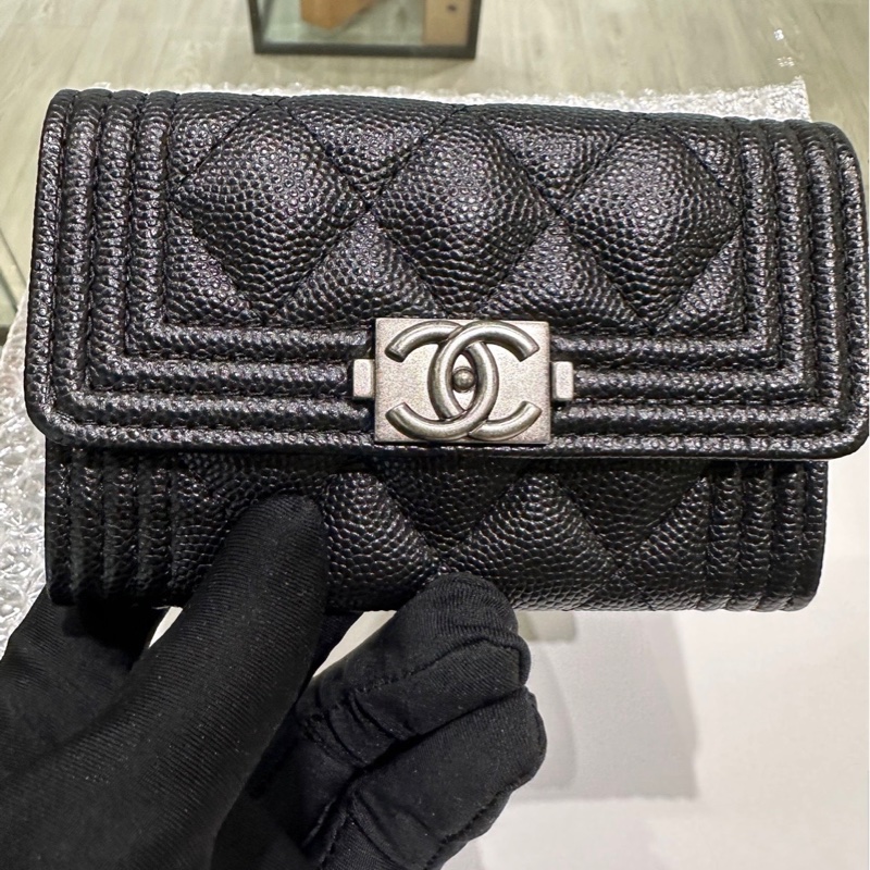 CHANEL黑色荔枝皮銀釦下蓋BOY單層卡包A80603-18