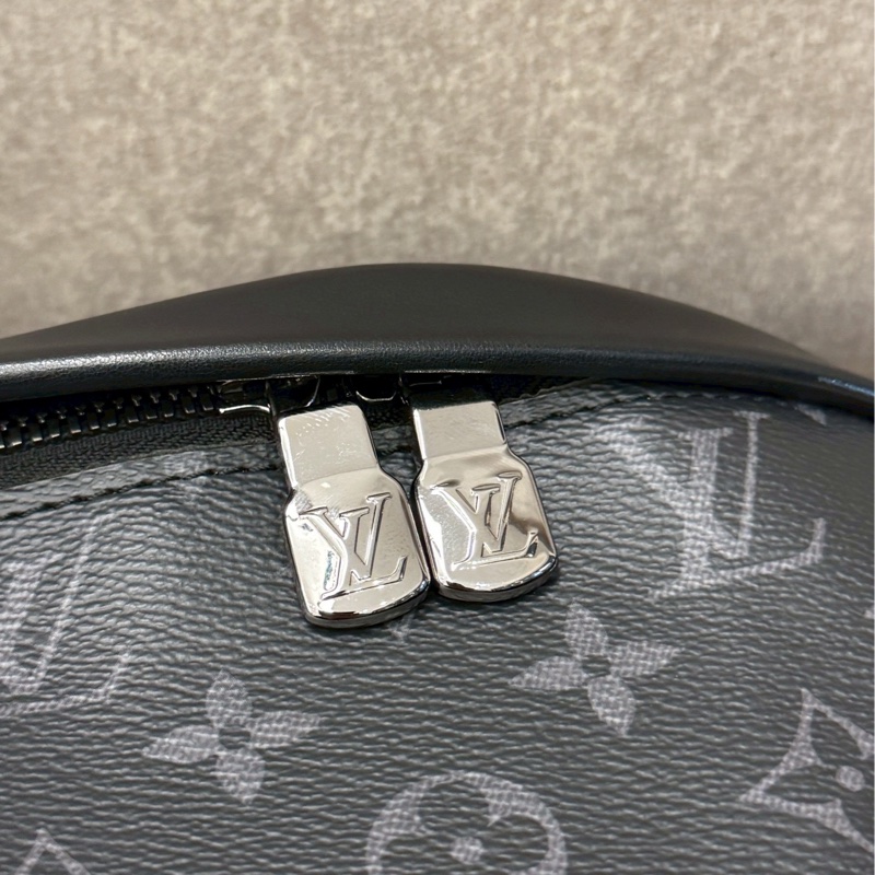 LV黑老花郵差包-1