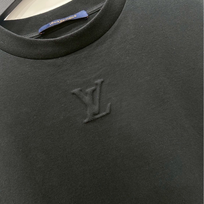 LV浮雕logo短袖黑-1