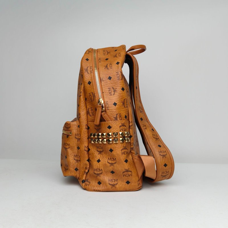 MCM 側邊鉚釘雙肩包大號幹邑色PVC肩背包-1