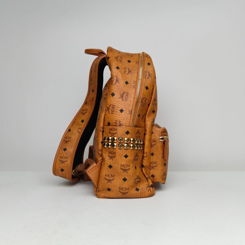 MCM 側邊鉚釘雙肩包大號幹邑色PVC肩背包-3