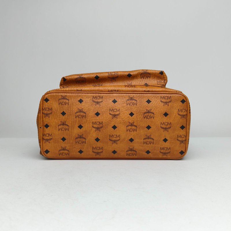 MCM 側邊鉚釘雙肩包大號幹邑色PVC肩背包-4