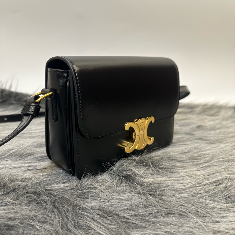 Celine 黑滑面牛皮金釦下蓋Teen Triomphe斜背包188423BF4 38NO-2