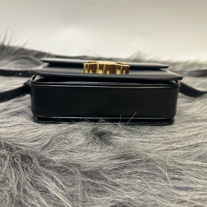 Celine 黑滑面牛皮金釦下蓋Teen Triomphe斜背包188423BF4 38NO-4