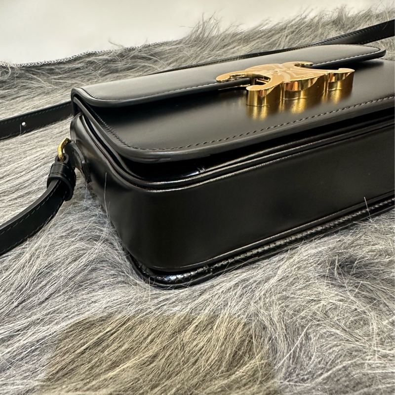 Celine 黑滑面牛皮金釦下蓋Teen Triomphe斜背包188423BF4 38NO-6