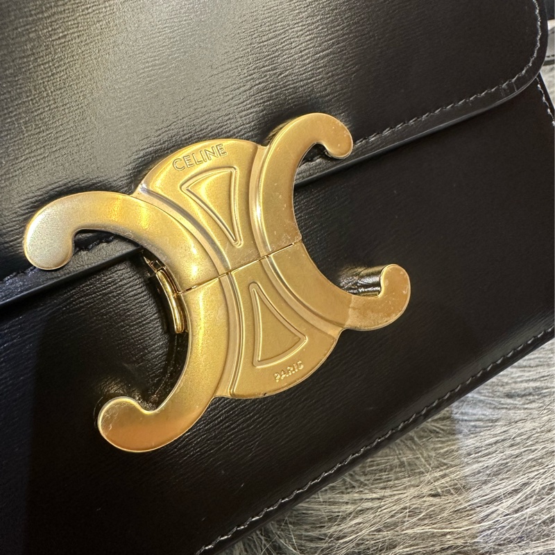 Celine 黑滑面牛皮金釦下蓋Teen Triomphe斜背包188423BF4 38NO-7