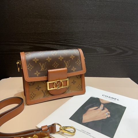 LV 雙色原花金釦Mini Dauphihne 肩斜包