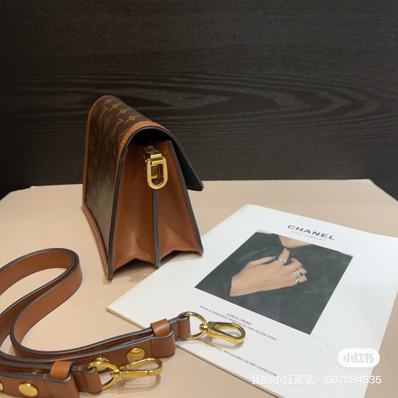 LV 雙色原花金釦Mini Dauphihne 肩斜包-4