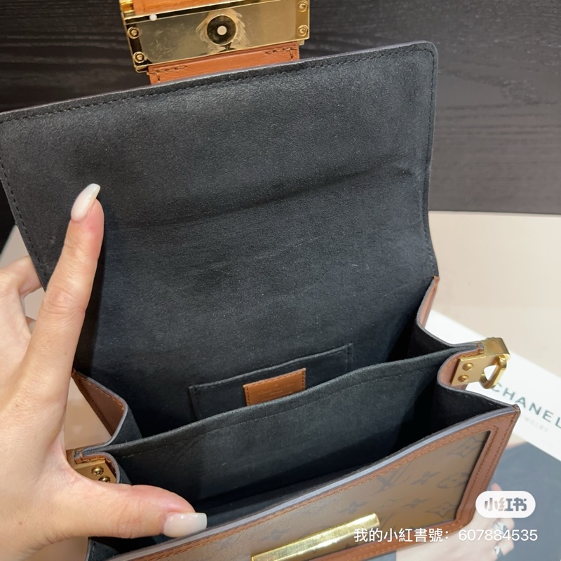 LV 雙色原花金釦Mini Dauphihne 肩斜包-5