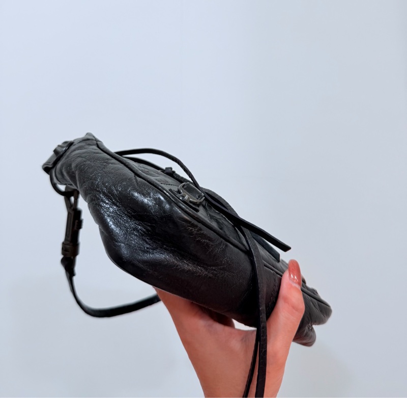 BALENCIAGA 巴黎世家 METALLIC EDGE HIP all black腋下包 麻將包 肩背包 斜背包-9