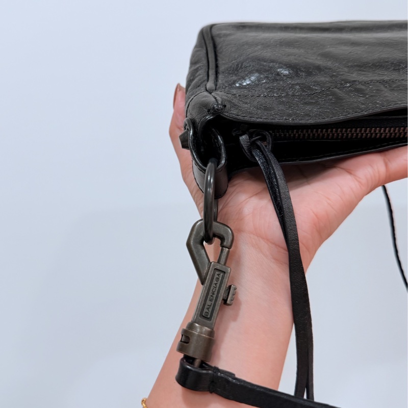 BALENCIAGA 巴黎世家 METALLIC EDGE HIP all black腋下包 麻將包 肩背包 斜背包-12