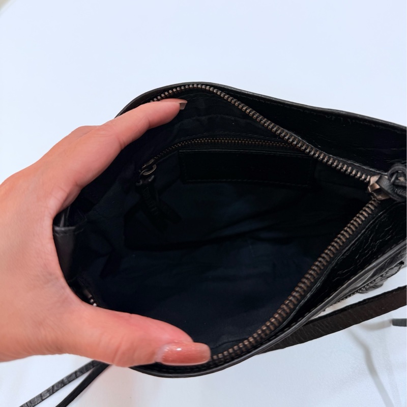 BALENCIAGA 巴黎世家 METALLIC EDGE HIP all black腋下包 麻將包 肩背包 斜背包-15