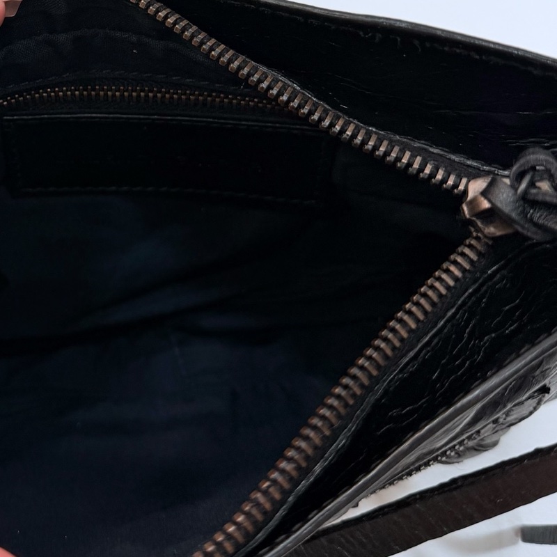 BALENCIAGA 巴黎世家 METALLIC EDGE HIP all black腋下包 麻將包 肩背包 斜背包-24