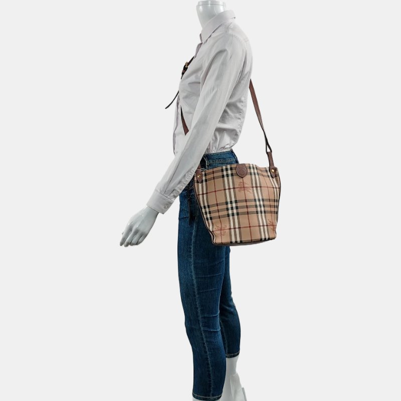 BURBERRY 水桶包粉色塗層帆布戰馬格紋斜挎包 金色五金-1