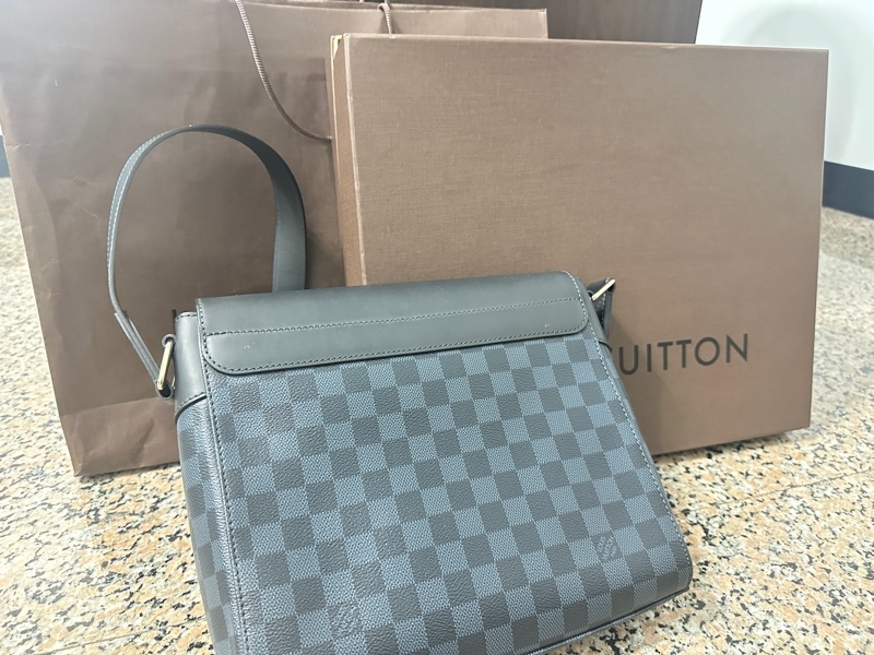 LV 棋盤格斜背包 側背包幾乎全新-1