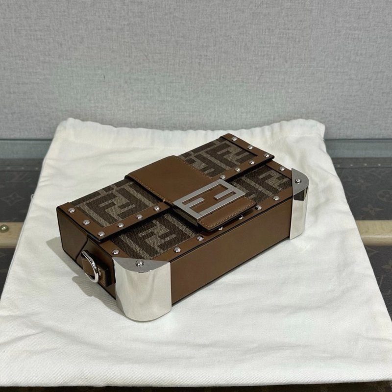 FENDI 經典老花銀扣 baguette trunk 硬盒子18*11*4 98新配件塵袋-3
