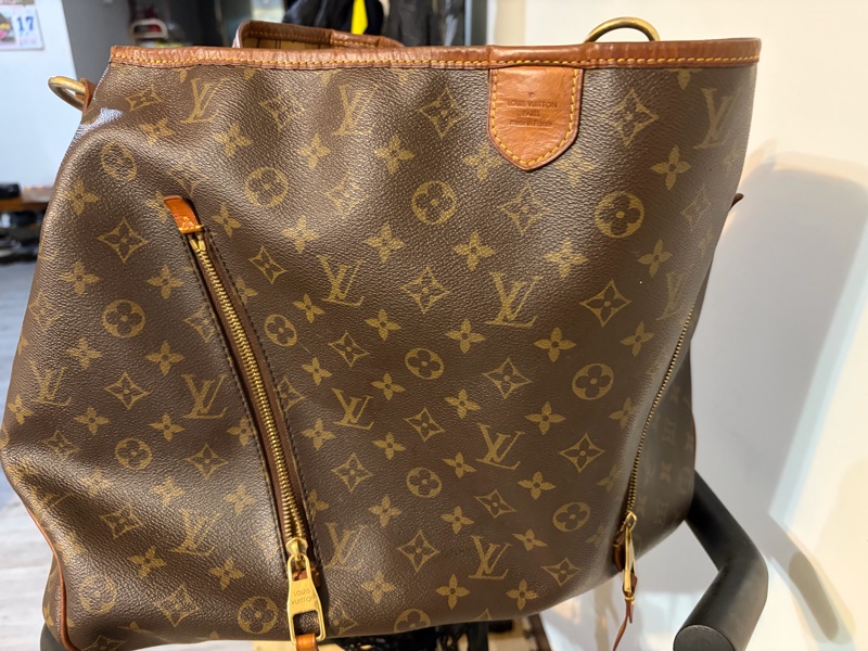 LOUIS VUITTON 斜肩包-1