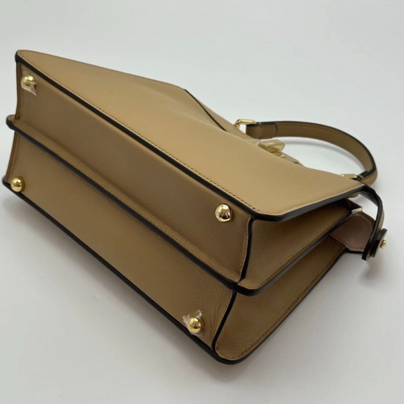 FENDI 奶茶色金扣 peekaboo手提肩背斜背包27*21*11 全新閒置配件塵袋-1