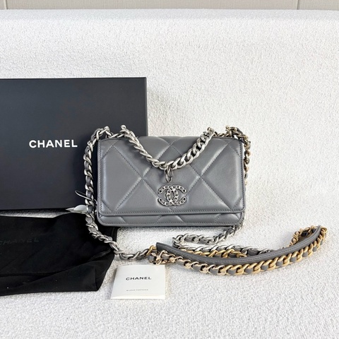 新款芯片款！Chanel 香奈兒 19Bag Woc 灰羊皮銀扣