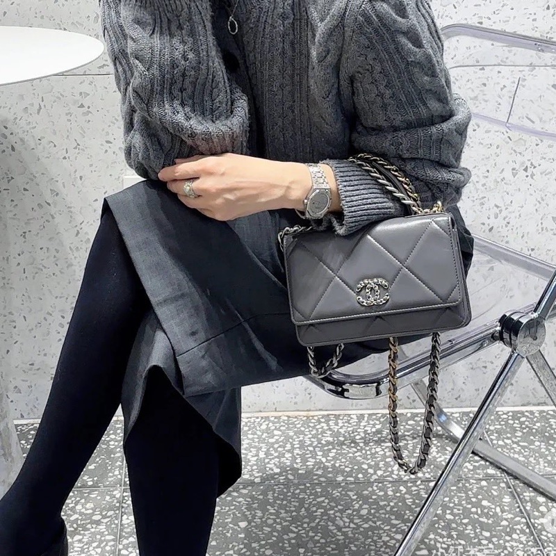 新款芯片款!Chanel 香奈兒 19Bag Woc 灰羊皮銀扣-7