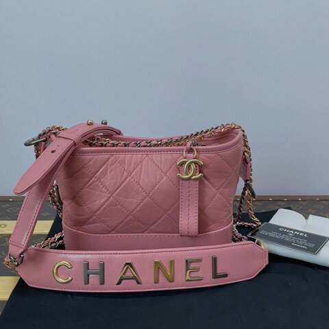 CHANEL 粉色徽章流浪小號肩背斜背鏈條包 20*15*8 全新閒置配件塵袋保卡