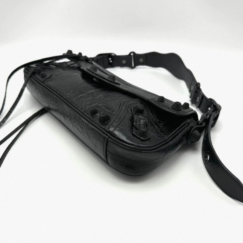 BALENCIAGA so black油蠟皮肩背腋下機車包 29*14*4 98新配件塵袋-1