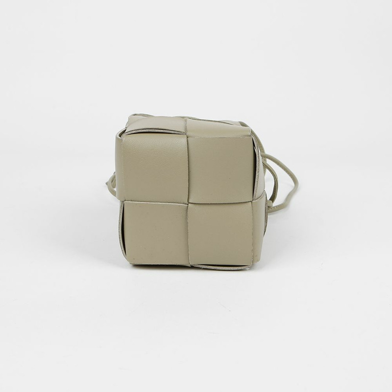 BOTTEGA VENETA 680217 卡附迷你水桶肩斜背包-3