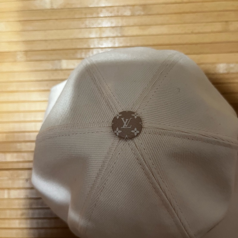 LV米色休閒棒球帽-1